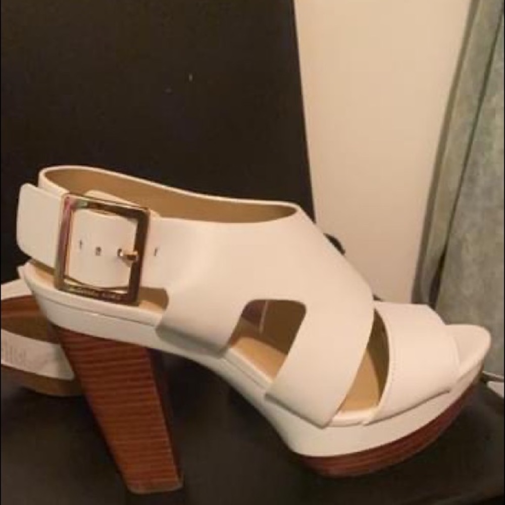 New with tags Micheal kors size 6 regular price $120 yours today for $80